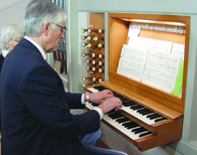 Prof. Stender an der Orgel der Gleschendorfer Kirche