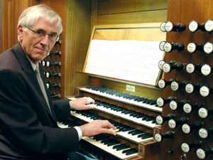 Ernst-Erich Stender an der Totentanzorgel von Sankt Marien, Lübeck