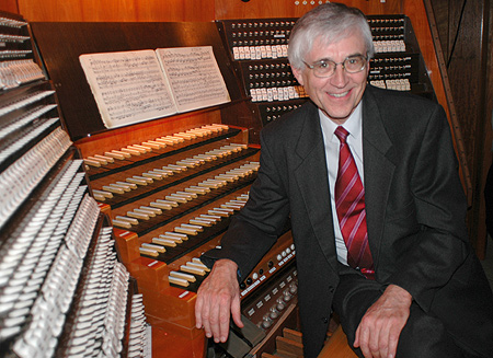 Ernst-Erich Stender an der Großen Orgel von Sankt Marien zu Lübeck(zum download bitte anclicken - CMYK, 2672x1940px, 8,72MB - für journalistische Arbeit honorarfrei zum Abdruck mit Quellenangabe)